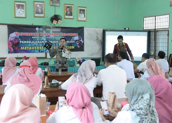 Tim UTI Beri Pembelajaran Berbasis Teknologi Kepada Guru SMAN 1 Kalianda 