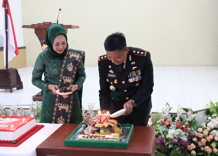 Acara Potong Tumpeng Warnai Peringatan Hari Bhayangkara ke 77 di Polres Lamtim