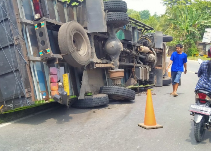 Ada Benda Patah, Braak, Truk Terguling di Jalinsum Pringsewu