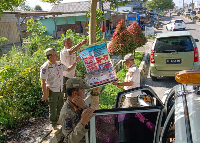Satpol PP Pangkas Baner yang Terpasang di Jalur Hijau
