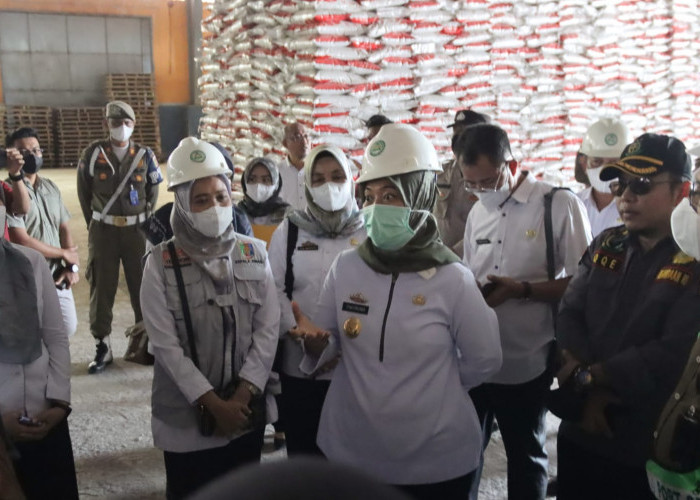 Wagub Nunik Sidak Penyaluran Pupuk di Pelabuhan Panjang, Hasilnya Cukup Mencengangkan