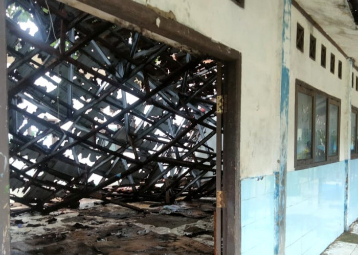 Atap Ruang Kelas di SMPN 15 Krui Pesisir Barat Ambruk, Begini Kondisi KBM Siswa Kelas VII