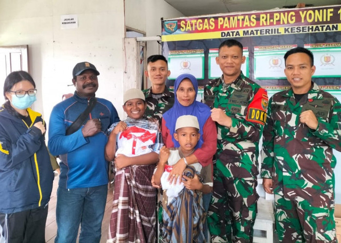 Demi Anaknya Dikhitan Satgas Yonif, Dua Warga Ini Rela Tempuh Jarak 17 KM 