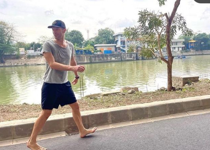 Viral Aksi Kocak Vokalis Grup Band Coldplay Nyeker di Jalanan Jakarta, Netizen Ramai-ramai Ikut Beri Candaan