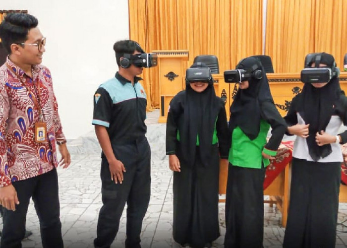 PKM Universitas Teknokrat Indonesia Kenalkan Metaverse di SMK Kartikatama Metro