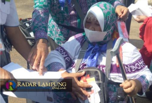 Gantikan Sang Ayah yang Wafat, Aipda Amzar Rozi Berangkat ke Tanah Suci Bersama Ibunda Tercinta