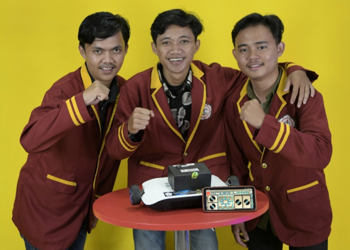 Keren! Mahasiswa UTI Ciptakan Robot Pembersih Lantai Berbasis Smartphone