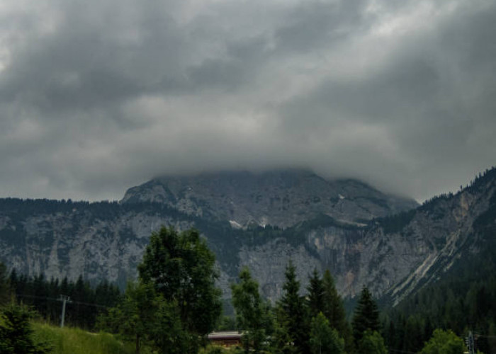 Jangan Mendaki Sendiri, Ini Gunung Angker yang Ada di Indonesia