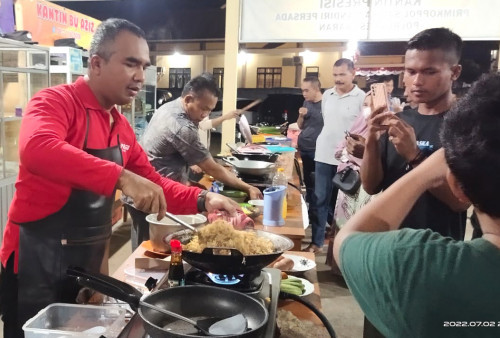 Kapolres Pesawaran Masak Nasi Goreng, Rasanya Seperti Apa ya?