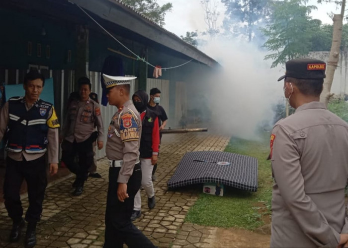Cegah DBD, Polres Tanggamus dan Polsek Jajaran Gelar Fogging Di Sejumlah Titik  