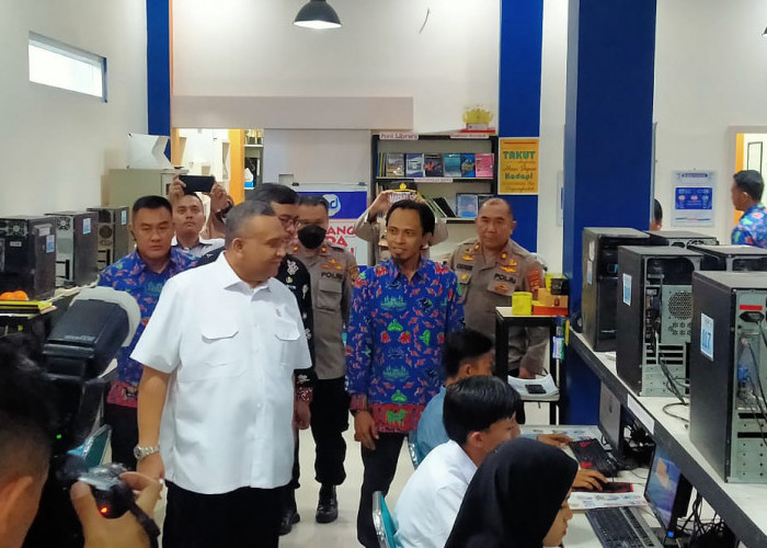 Kunjungi LPK di Pringsewu, Wamenaker: Lembaga Pelatihan Kerja Harus Ciptakan Anak Didik Siap Kerja 