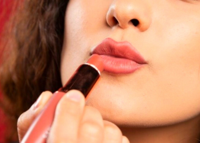 Sah Atau Tidak Jika Wanita Masih Pakai Lipstik Matte Ketika Berwudhu? Begini Hukum Wudhunya