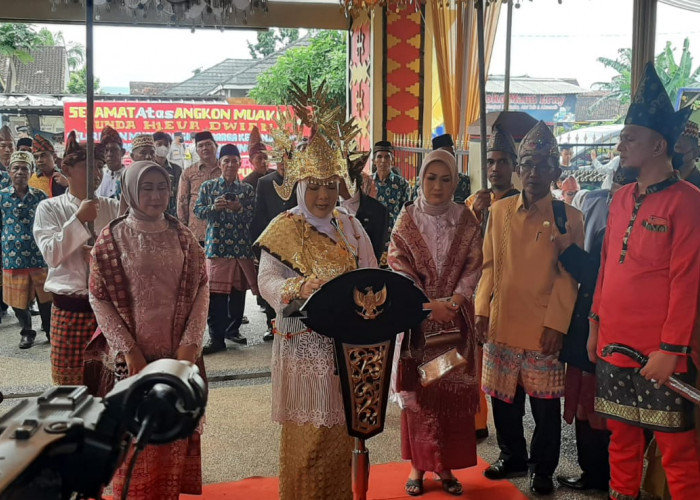 Eva Dwiana Terima Gelar Batin Mustika Cahya Marga