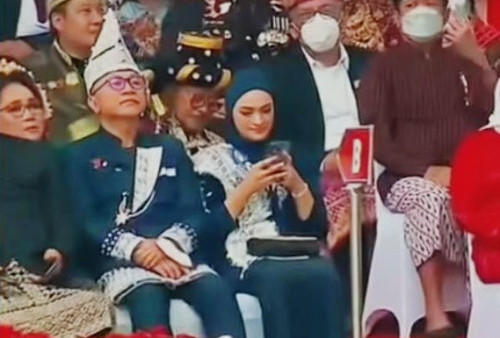 Asyik Main Ponsel di Momen HUT RI, Anak Menteri Perdagangan Kena Toel Sang Ayah, Netizen Beri Sindiran Pedas