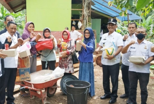 Serahkan Bantuan untuk Korban Bencana di Banyumas