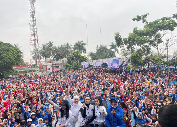 Meski di Tengah Guyuran Hujan, Putri Zulkifli Hasan Ikut Berbaur dengan Peserta Jalan Sehat di Pringsewu 