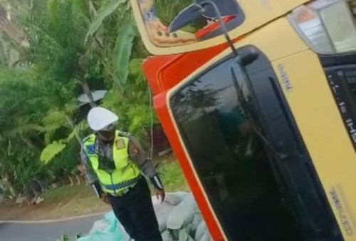 Tak Kuat Menanjak, Truk Pengangkut Garam Alami Kecelakaan Tunggal, Beruntung Tidak Ada Korban Jiwa
