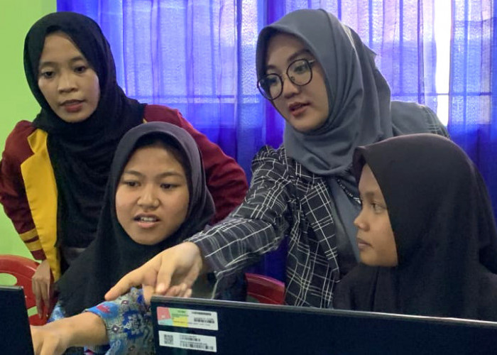 PKM di SMKN 1 Padang Cermin, Tim Universitas Teknokrat Indonesia Kenalkan Teknologi NDN dan Metaverse 