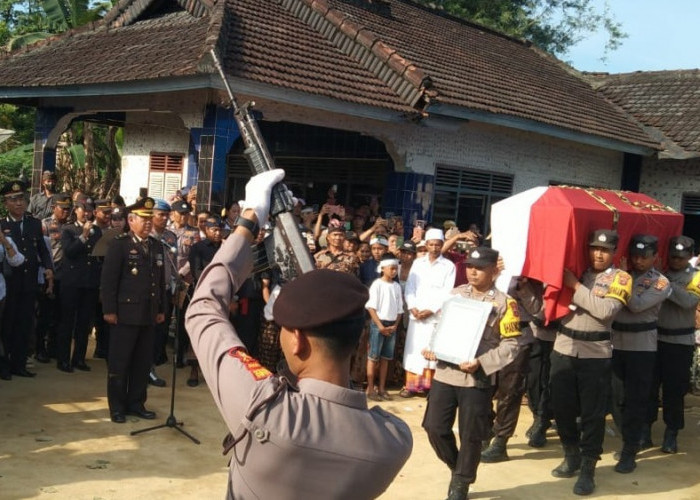 Anggota Tolikara yang Tewas Ditusuk OTK Dimakamkan Secara Dinas