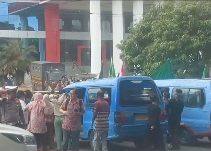 Keluhkan Operasional PT Semen Baturaja, Massa Geruduk Pemkot Bandar Lampung