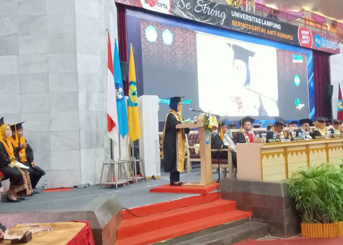 Luar Biasa, Dua Pasang Suami-Istri Dikukuhkan sebagai Guru Besar Unila