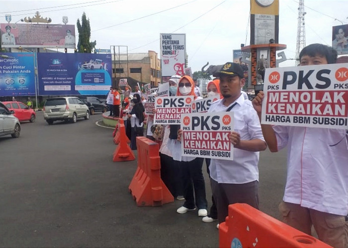 Aksi Flash Mob Tolak Kenaikan Harga BBM di Bundaran Adipura