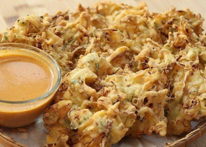 Gurih dan Renyah! Ini Resep Bakwan Sayur Lengkap Dengan Bumbu Kacang Ala Chef Devina Hermawan 