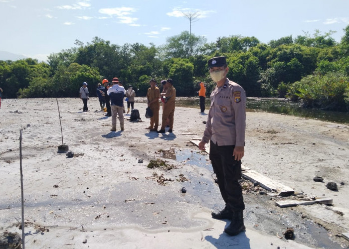 Badan Geologi Bandung Ambil Sample Asap dan Material Erupsi Kawah Keramikan