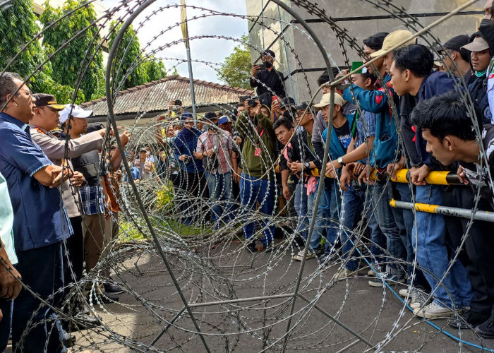 Ditemui Dari Balik Barikade Kawat Berduri, Massa Tolak Diskusi Dengan Anggota Dewan 
