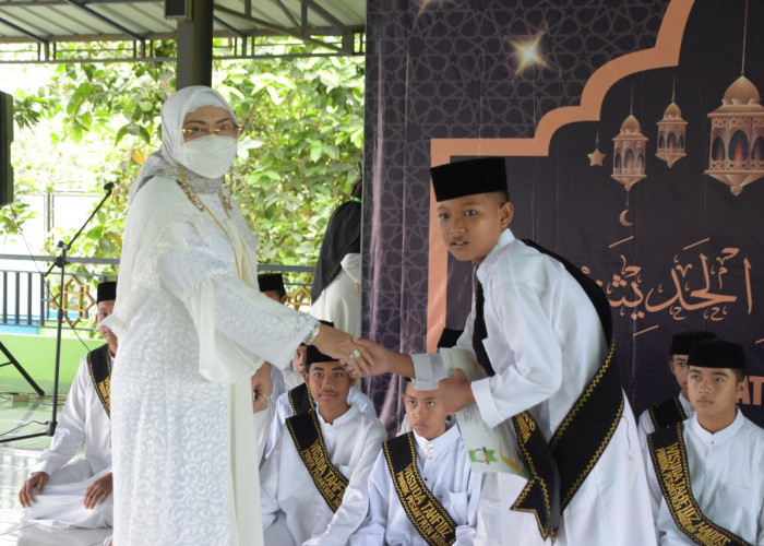 Tasmi’ Akbar 2022 Pondok Pesantren Modern Annida Wisuda 29 Santri