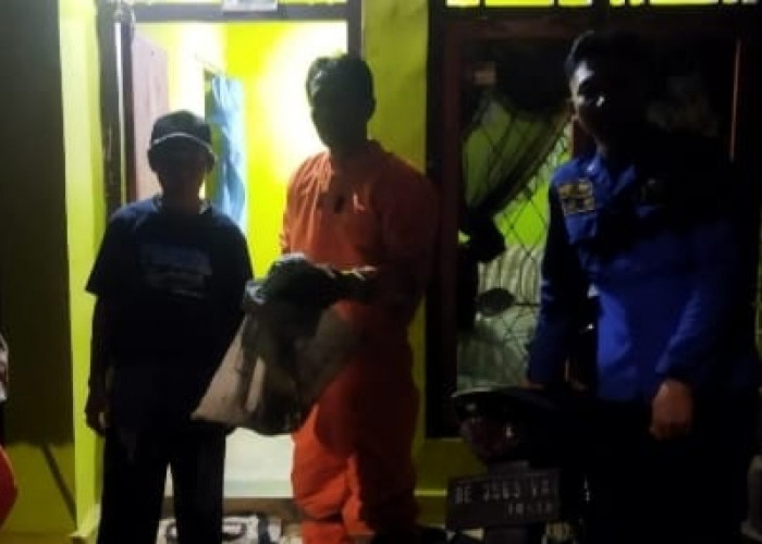 Tak Hanya Kebakaran, Tim Damkar Juga Evakuasi Ini Dari Rumah Warga