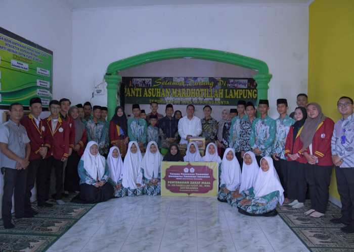 Bersihkan Diri, Universitas Teknokrat Indonesia Serahkan Zakat Mal ke Delapan Panti Asuhan 