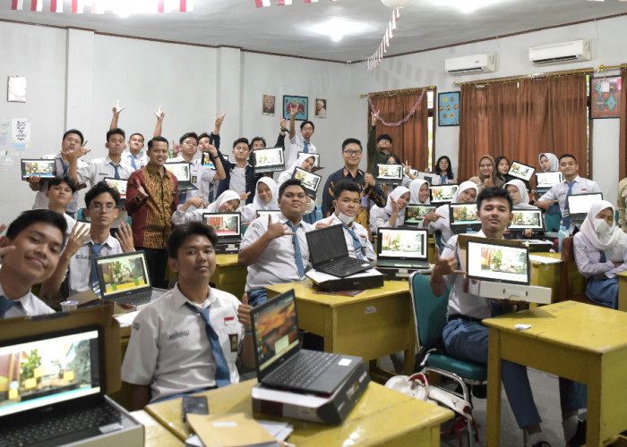 Dosen UTI Kenalkan Teknologi Augmented pada Game Metaverse di SMAN 2 Bandar Lampung 
