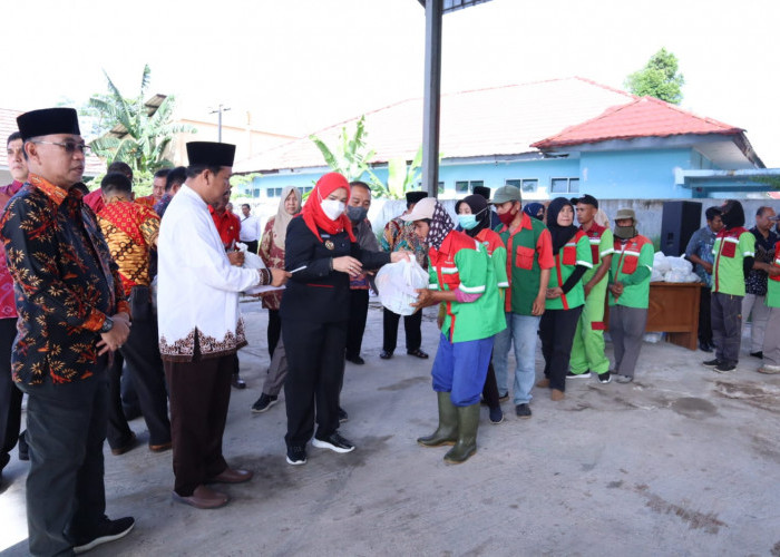 Eva Dwiana Salurkan ZIS Untuk Petugas Kebersihan DLH