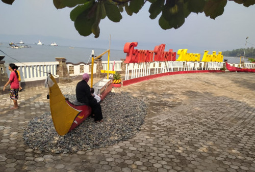 Menikmati Hamparan Pantai dan Keindahan Bukit Barisan Selatan Dari Muara Indah   