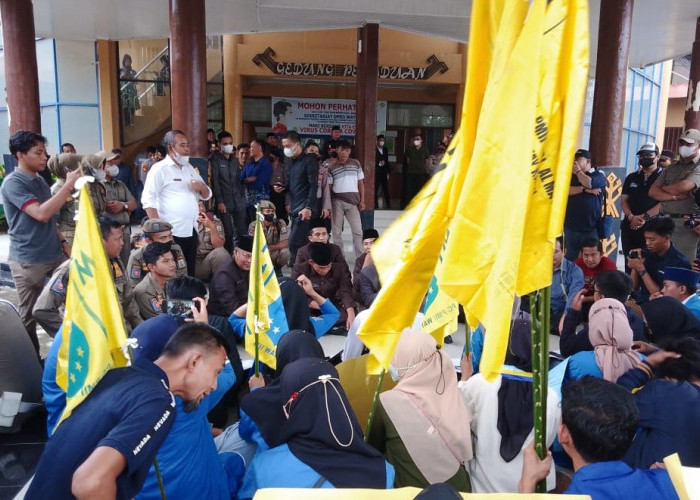 Unsur Pimpinan DPRD Way Kanan Temui Massa Aksi: Selagi Tertib, Kami Siap Serap Aspirasi! 