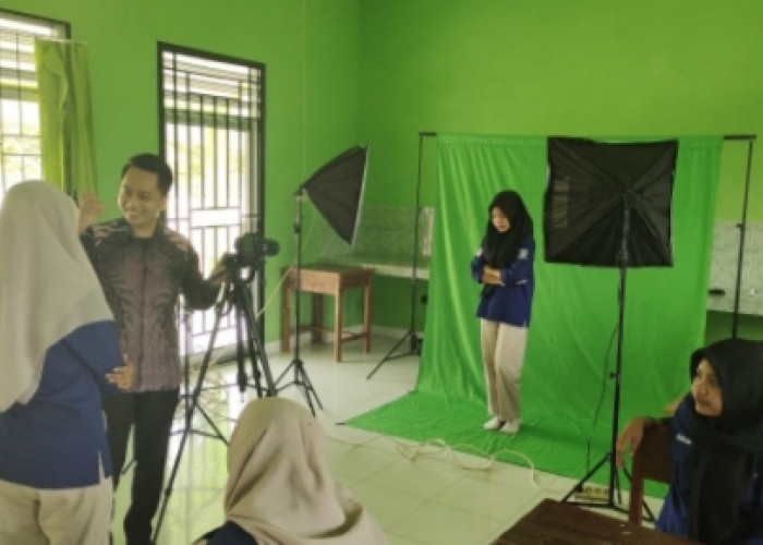 Tim PKM UTI Beri Pelatihan Video di SMKN 1 Tegineneng