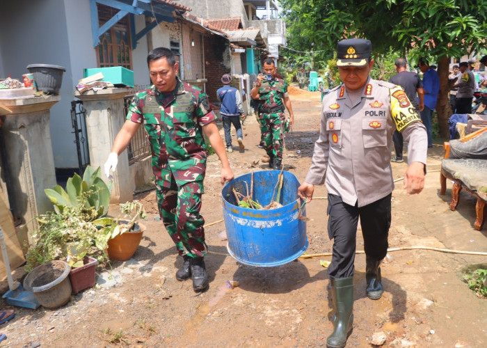 Kapolresta Bersama Dandim 0410 Bandar Lampung Terjun Langsung Ringankan Beban Warga Terdampak Banjir  