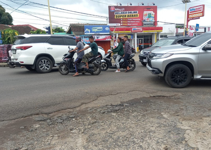 Kendaraan Padat di Jl. Soekarno Hatta Kota Bumi, Disayangkan tak Ada Satu pun Petugas yang Berjaga