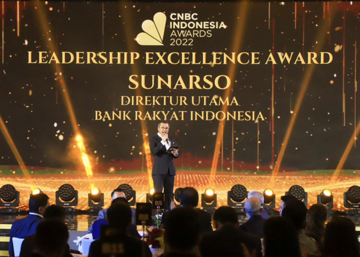 Punya Visi Kuat, Dirut BRI Sunarso Raih Penghargaan Leadership Excellence Award