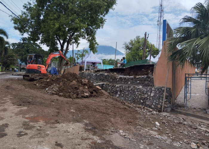 Talud Taman Ir. Soekarno Kotaagung Ambrol, Dinas PUPR Tanggamus Langsung Lakukan Perbaikan