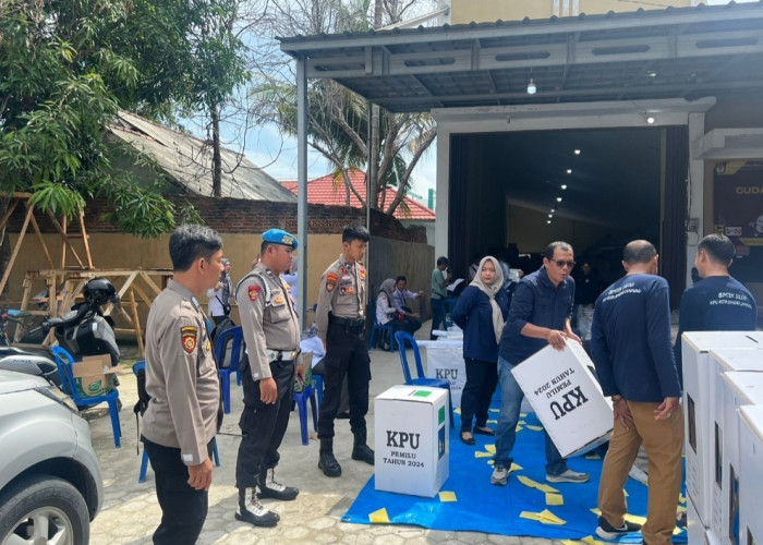 Polresta Bandar Lampung Lakukan Pengamanan Proses Packing Kotak Suara Logistik Pemilu 