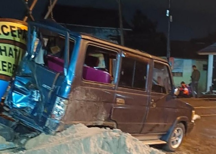 Diduga Mogok di Jalur Perlintasan Kereta Api, Minibus Tersenggol Kereta Api di Kampung Baru