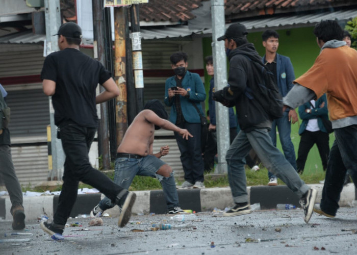 Mencekam! Batu Bertebaran, Demo Tolak UU Cipta Kerja di Kantor 'Wakil Rakyat'