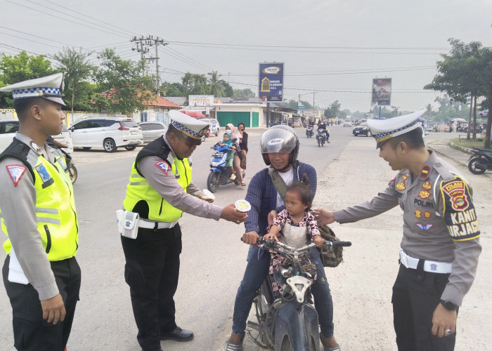 Satlantas Polres Tubaba Lampung Bagi Takjil untuk Pengguna Jalan