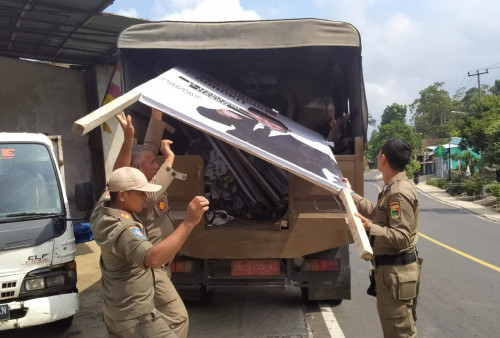Tegas, Satpol PP Tanggamus Tertibkan Baliho Calon Gubernur
