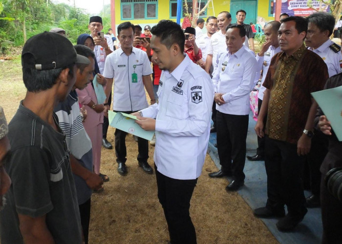 Wabub Lampura Serahkan Sertifikat Program PTSL