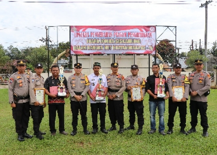 Tiga Pemenang Lomba Siskamling Terima Pengharagaan dari Kapolres Lampung Barat