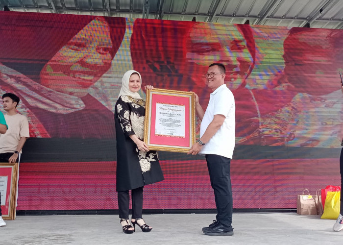 Nanda Indira Terima Penghargaan Sebagai Perempuan Inspiratif  Mewujudkan Program Bangga Kencana