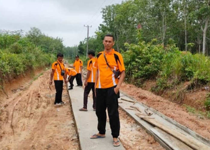 Swasembada, Masyarakat Kampung Gedung Menang Perbaiki Jalan Rusak Parah